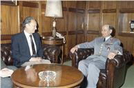 Visita de cortesia do embaixador da URSS, Guennadi Guerassimov, ao chefe do Estado Maior General das Forças Armadas (CEMGFA), general Soares Carneiro.