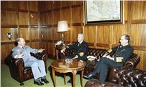 Visita de cortesia do chefe da Marinha de Espanha ao chefe do Estado Maior General das Forças Armadas (CEMGFA), general Soares Carneiro acompanhado do chefe de Estado maior da Armada (CEMA), almirante Andrade e Silva.