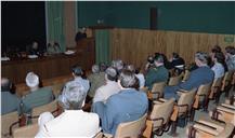 Reunião no auditório do Ministério da Defesa Nacional com fotografia de grupo na entrada da Escola do Serviço de Saúde Militar (ESSM).