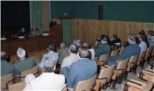 Reunião no auditório do MDN / EMGFA e fotografia de grupo na entrada da Escola do Serviço de Saúde Militar (ESSM).