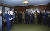 Cumprimentos de boas festas dos Adidos Militares ao chefe do Estado Maior General das Forças Armadas (CEMGFA), general Lemos Ferreira, acompanhado do VCEMGFA, general Soares Carneiro