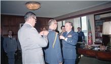 Condecoração do adido romeno pelo chefe do Estado Maior General das Forças Armadas (CEMGFA), general Melo Egídio.