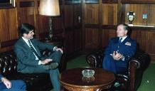 Visita do embaixador dos EUA, Allen Holmes, ao chefe do Estado Maior General das Forças Armadas (CEMGFA), general Lemos Ferreira.