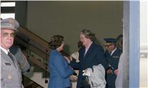 Visita do almirante Falls - despedida com o vice-chefe do Estado Maior General das Forças Armadas (VCEMGFA), general Altino de Magalhães, incluindo as esposas, no aeroporto de Lisboa.