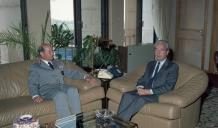 Apresentação de cumprimentos do vice-chefe do Estado Maior General das Forças Armadas (VCEMGFA), general Soares Carneiro, ao ministro da Defesa Nacional, Eurico de Melo.