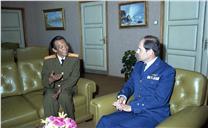 Cumprimentos do adido militar, naval e aeronáutico da República Popular da China, coronel Wang Lianhua, ao vice-chefe do Estado Maior General das Forças Armadas (VCEMGFA), general Mendes Dias.
