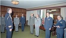 Condecoração do adido da Defesa de França, capitão-de-mar-e-guerra Bruno Waymel pelo chefe do Estado Maior General das Forças Armadas (CEMGFA), general Soares Carneiro.