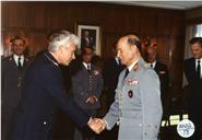 Condecoração do tenente-coronel Werner Posken, da Base Aérea Alemã em Beja, pelo chefe do Estado Maior General das Forças Armadas (CEMGFA), general Soares Carneiro.