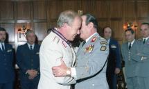 Condecoração do coronel Rotlander pelo chefe do Estado Maior General das Forças Armadas (CEMGFA), general Melo Egídio.