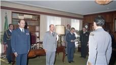 Condecoração do coronel Alcides de Oliveira e capitão-de-fragata Simões Lopes pelo chefe do Estado Maior General das Forças Armadas (CEMGFA), general Soares Carneiro, acompanhado do VCEMGFA, general Mendes Dias.