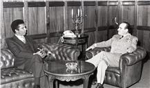 Cumprimentos do comandante da LANDSOUTH, general Santini ao chefe do Estado Maior General das Forças Armadas (CEMGFA), general Melo Egídio.