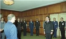 Condecoração do comandante Serradas Duarte pelo chefe do Estado Maior General das Forças Armadas (CEMGFA), general Lemos Ferreira.