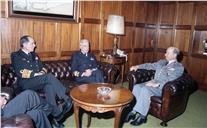 Visita de cumprimentos do chefe da Armada de Itália, almirante Majoli, ao chefe do Estado maior General das Forças Armadas (CEMGFA), general Soares Carneiro.