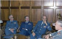 Cumprimentos do chefe de Estado Maior brasileiro ao vice-chefe do Estado Maior das Forças Armadas (VCEMGFA), general Altino de Magalhães.