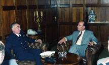 Cumprimentos de um comodoro da Marinha ao chefe do Estado Maior General das Forças Armadas (CEMGFA), general Melo Egídio.