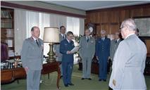 Condecoração do coronel médico Amílcar Pereira Caseiro pelo chefe do Estado Maior General das Forças Armadas (CEMGFA), general Soares Carneiro.