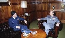 Visita de cumprimentos do chefe do Estado Maior da Força Aérea (CEMFA) ao chefe do Estado Maior General das Forças Armadas (CEMGFA), general Soares Carneiro.