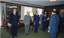 Condecoração do adido militar do México, brigadeiro-general Jacinto Romero Arredondo, pelo chefe do Estado Maior General das Forças Armadas (CEMGFA), general Soares Carneiro, acompanhado do VCEMGFA, general Mendes Dias