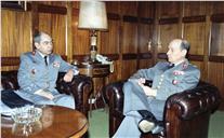 Visita de cumprimentos do chefe do Estado Maior do Exército (CEME), general Loureiro dos Santos, ao chefe do Estado Maior General das Forças Armadas (CEMGFA), general Soares Carneiro.