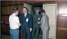 Cumprimentos da delegação italiana DPR 83 ao chefe do Estado Maior General das Forças Armadas (CEMGFA), general Melo Egídio.