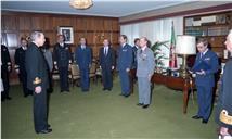 Condecoração do comandante Gotto pelo chefe do Estado maior General das Forças Armadas (CEMGFA), general Soares Carneiro.