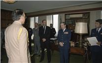Condecoração do adido militar italiano, coronel Vincenzo Giordano, pelo chefe do Estado Maior General das Forças Armadas (CEMGFA), general Lemos Ferreira.