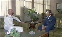 Visita de cumprimentos do vice-comandante-em-chefe do Atlântico Ibérico (CINCINBERLANT), contra-almirante Peberry, ao vice-chefe do Estado Maior General das Forças Armadas (VCEMGFA), general Mendes Dias.