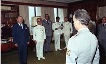 Condecoração do vice-almirante Almeida D'Eça e general Salavessa pelo chefe do Estado Maior General das Forças Armadas (CEMGFA), general Lemos Ferreira.