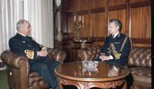 Cumprimentos do adido da Defesa da Holanda ao chefe de estado maior da Armada, almirante Sousa Leitão, na qualidade de adjunto do chefe do Estado Maior General das Forças Armadas (CEMGFA).