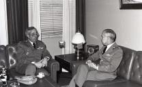 Cumprimentos do general Garcia dos Santos ao presidente da República e chefe do Estado Maior General das Forças Armadas (CEMGFA), general Ramalho Eanes com o VCEMGFA, general Altino de Magalhães.