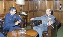 Visita de cumprimentos do comandante das Forças Americanas nos Açores, brigadeiro-general Barnhill ao chefe do Estado Maior General das Forças Armadas (CEMGFA), general Soares Carneiro.