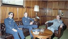 Visita de cumprimentos do chefe das Forças Armadas dos EUA, general Lerry D. Welch, ao chefe do Estado Maior General das Forças Armadas (CEMGFA), general Soares Carneiro.