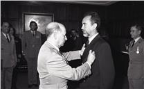 Condecoração do general Pacheco Rodrigues, do coronel Costa Matos e do comandante Pina, pelo chefe do Estado Maior General das Forças Armadas (CEMGFA), general Soares Carneiro, acompanhado do VCEMGFA, general Mendes Dias.