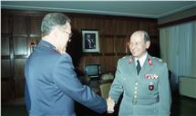 Visita de cumprimentos do chefe das Forças Armadas da República Federal da Alemanha (RFA), general Horst Jungkurt, ao chefe do Estado Maior General das Forças Armadas (CEMGFA), general Soares Carneiro.
