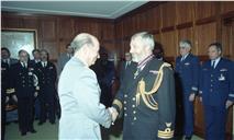 Condecoração do capitão-de-fragat Michael John Norma, adido de Defesa do Reino Unido, pelo chefe do Estado Maior General das Forças Armadas (CEMGFA), general Soares Carneiro, com a presença do VCEMGFA, general Mendes Dias.