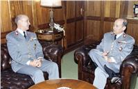 Visita de cumprimentos do general Monteiro Pereira, comandante-geral da PSP, ao chefe do Estado Maior General das Forças Armadas (CEMGFA), general Soares Carneiro.