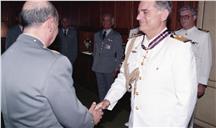 Condecoração do adido de Defesa Naval  e aeronáutico espanhol, capitão-de-mar-e-guerra Juan G. Sotil, com a medalha de mérito militar de 1ª classe, pelo chefe do Estado Maior General das Forças Armadas (CEMGFA), general Soares Carneiro.