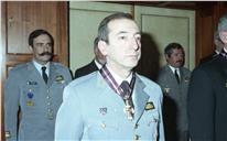 Condecoração do coronel Duarte Reis, do coronel Cardoso Meneses e do capitão-de-mar-e-guerra Carvalho Pereira, pelo chefe do Estado Maior General das Forças Armadas (CEMGFA), general Soares Carneiro, acompanhado do VCEMGFA, general Mendes Dias.