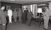Condecoração do major Jackes Jean Gouws pelo chefe do Estado Maior General das Forças Armadas (CEMGFA), general Lemos Ferreira com o chefe do Estado Maior da Força Aérea (CEMFA), general Brochado Miranda.