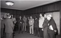 Cumprimentos dos delegados do Conselho Internacional de Desporto Militar (CISM) ao chefe do Estado Maior General das Forças Armadas (CEMGFA), general Lemos Ferreira.