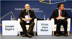 Fotografia - Joseph Stiglitz e Victor John Mallet na sessão "A Crise Económica Global" da Conferência do Estoril 